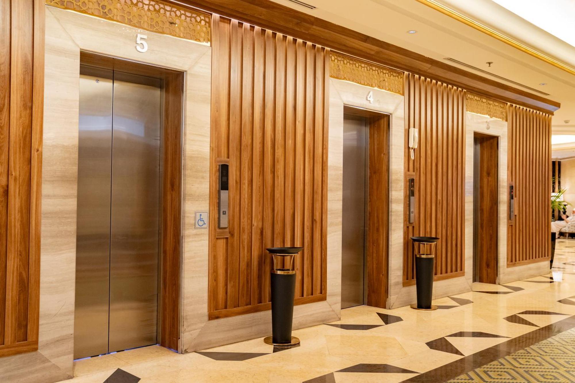 Emaar Grand Hotel Mecca Exterior foto Elevators at the Ritz-Carlton, Dubai
