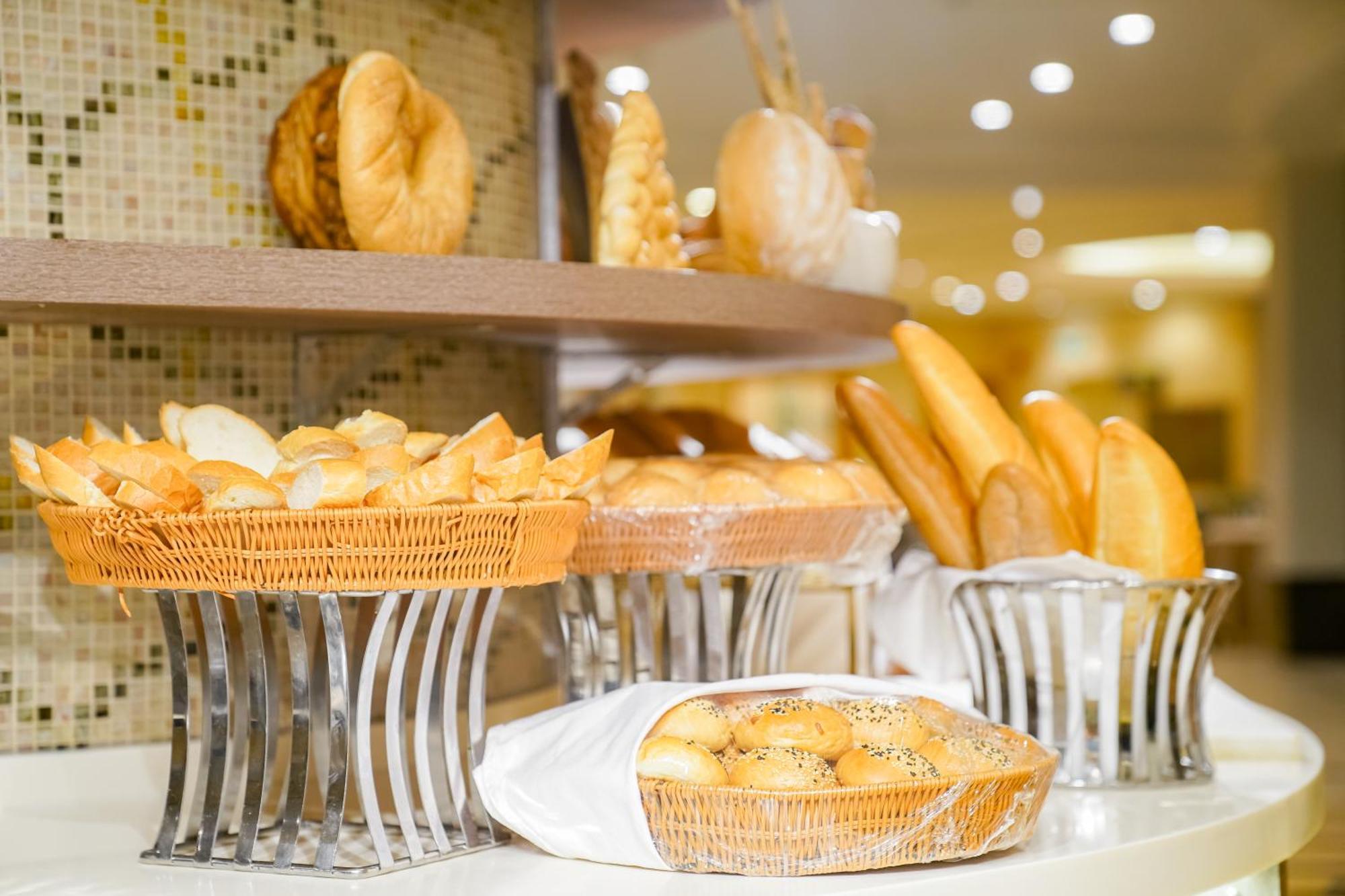 Emaar Grand Hotel Mecca Exterior foto Bread at a buffet