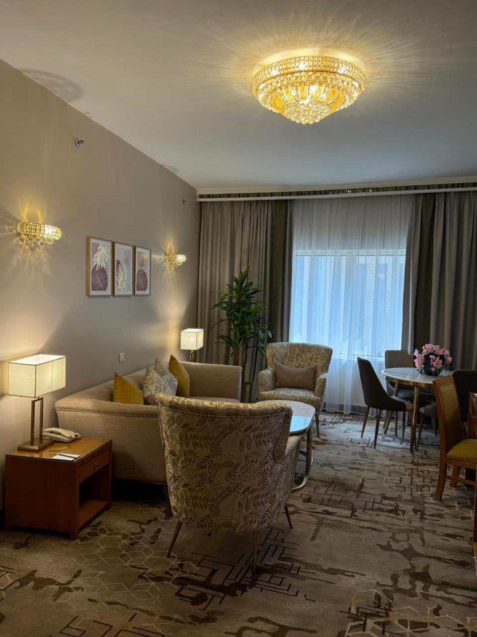 Emaar Grand Hotel Mecca Exterior foto A living room in a suite at the hotel