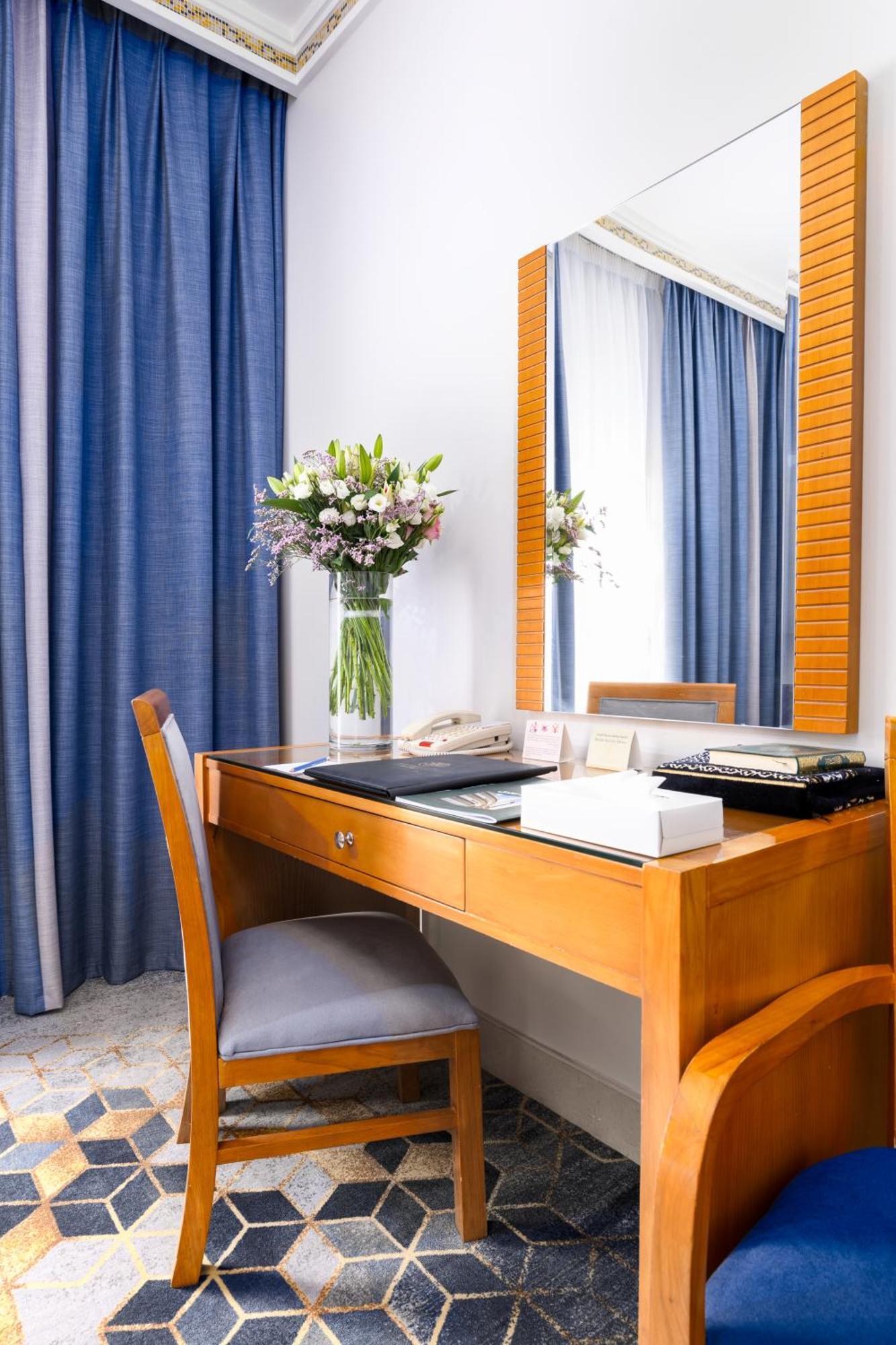 Emaar Grand Hotel Mecca Exterior foto A dressing table
