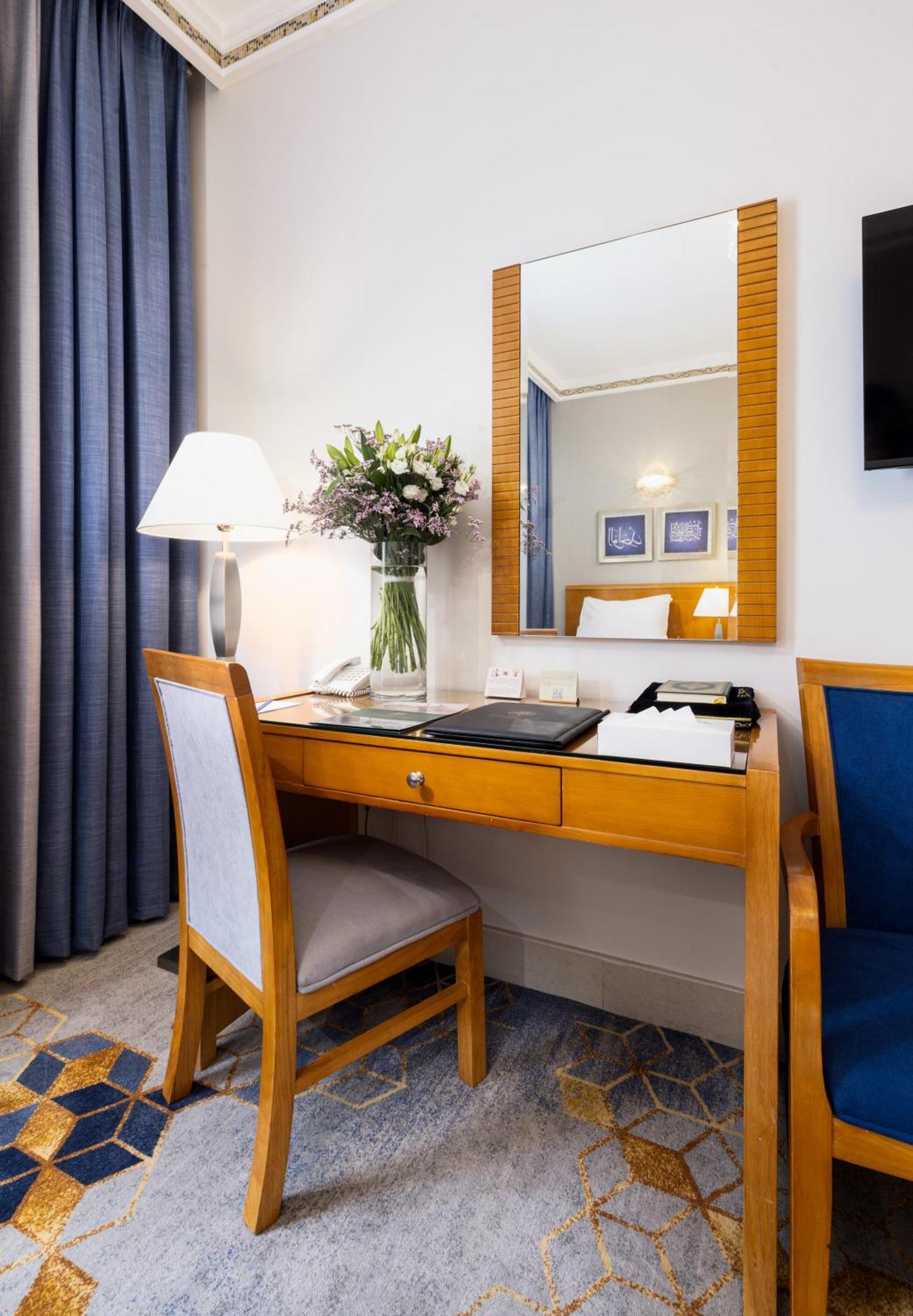 Emaar Grand Hotel Mecca Exterior foto A typical room at the hotel